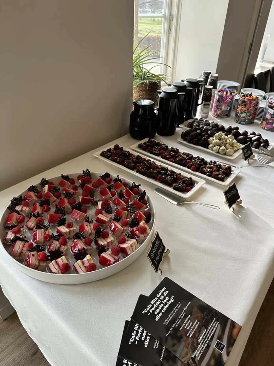 Dessertbord med små kager og chokolade