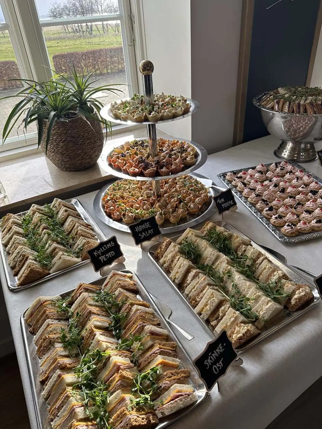 Sandwich og smørrebrød anrettet på fade